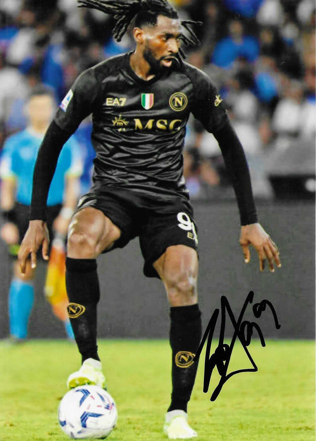 Fotografia autografata André-Frank Anguissa azione maglia Napoli Away nera EA7 sponsor MSC dettagli dorati scudetto tricolore numero 99 scarpini bianchi fluo – autografo originale pennarello nero con numero 99 in basso a destra – 17,8x12,5 cm – condizioni Excellent