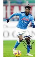 Fotografia autografata André-Frank Anguissa azione in corsa pallone ai piedi maglia Napoli Home celeste maniche lunghe EA7 sponsor Lete MSC guanti neri pallone giallo invernale stagione Scudetto 2022-23 – autografo originale pennarello nero in basso a destra – 15x10 cm – condizioni Excellent