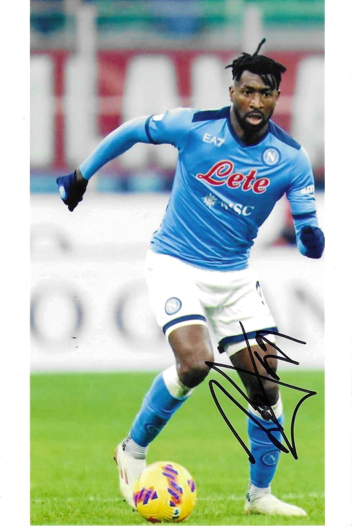 Fotografia autografata André-Frank Anguissa azione in corsa pallone ai piedi maglia Napoli Home celeste maniche lunghe EA7 sponsor Lete MSC guanti neri pallone giallo invernale stagione Scudetto 2022-23 – autografo originale pennarello nero in basso a destra – 15x10 cm – condizioni Excellent