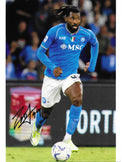 Fotografia autografata André-Frank Anguissa azione in corsa maglia Napoli Home celeste EA7 sponsor MSC scudetto tricolore numero 99 pantaloncini bianchi calzettoni celesti dreadlock – autografo originale pennarello nero con numero 99 in basso a sinistra – 20x15 cm – condizioni Excellent