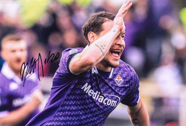 Fotografia Autografata Andrea Belotti – Fiorentina 2023/24 – Esultanza del Gallo – 30x20,3 cm – COA Disponibile