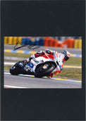 Fotografia autografata Andrea Dovizioso in curva sulla Ducati Desmosedici MotoGP numero 04 – montata su cartoncino nero – autografo originale pennarello nero – Excellent