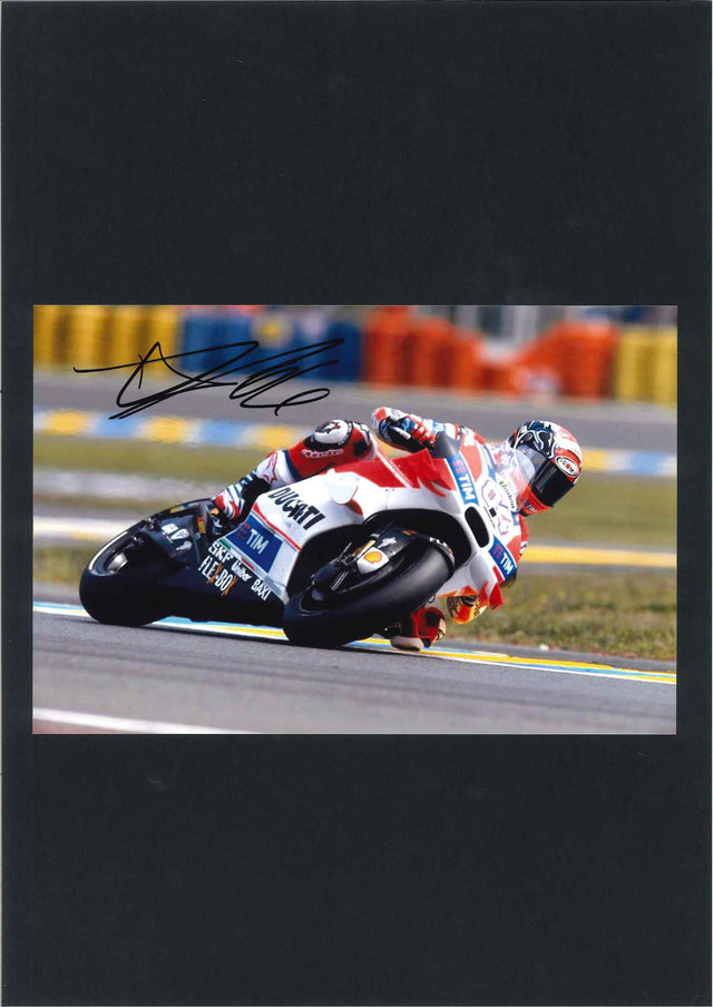 Fotografia autografata Andrea Dovizioso in curva sulla Ducati Desmosedici MotoGP numero 04 – montata su cartoncino nero – autografo originale pennarello nero – Excellent