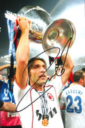 Fotografia autografata Andrea Pirlo alza la Champions League col Milan ad Atene 2007 – maglia bianca bwin e medaglia – autografo originale pennarello nero – Excellent
