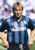 Fotografia autografata Andreas Brehme Inter Home 1989/90 maglia Uhlsport Misura nerazzurra stella dorata scudetto tricolore campione d'Italia bollino Witnessed AA21240 – autografo pennarello dorato – 29,3x20,5 cm
