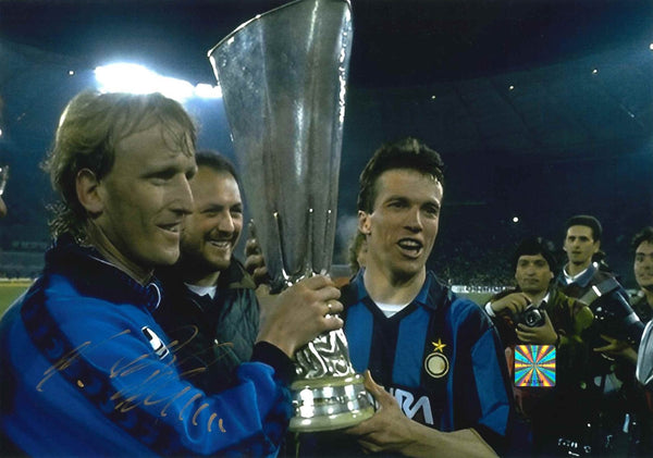 Fotografia Autografata Andreas Brehme – Inter Coppa UEFA 1991 – Trionfo con Matthäus – 29,3x20,5 cm – COA Witnessed Incluso