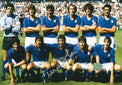 Fotografia autografata Antonio Cabrini con formazione Italia Mondiali 1982 Spagna squadra Bearzot Zoff Bergomi Gentile Collovati Scirea Tardelli Conti Graziani Oriali Rossi maglia Le Coq Sportif scudetto tricolore bollino Witnessed AA21830 – autografo pennarello argentato – 29x21,5 cm