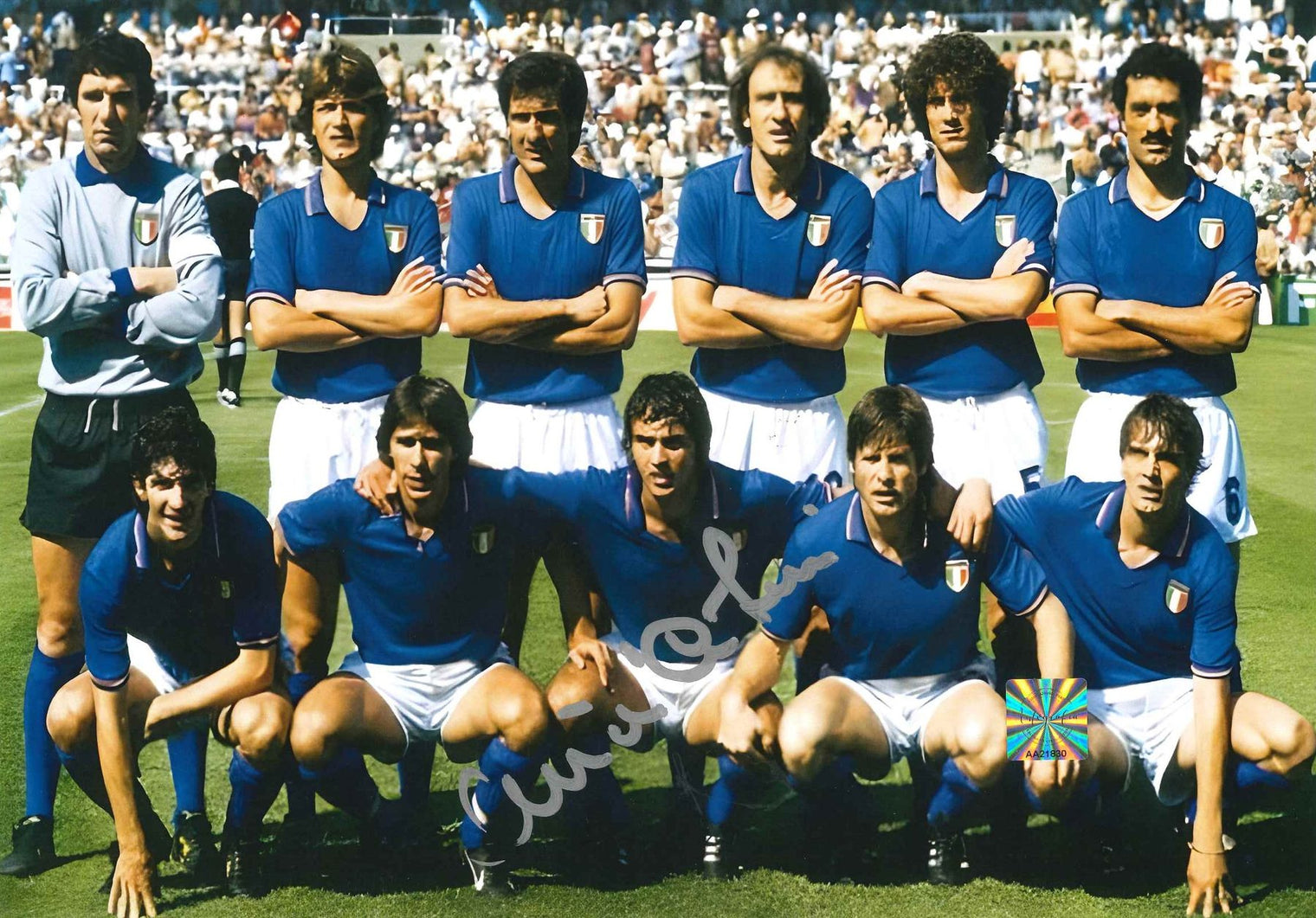 Fotografia autografata Antonio Cabrini con formazione Italia Mondiali 1982 Spagna squadra Bearzot Zoff Bergomi Gentile Collovati Scirea Tardelli Conti Graziani Oriali Rossi maglia Le Coq Sportif scudetto tricolore bollino Witnessed AA21830 – autografo pennarello argentato – 29x21,5 cm