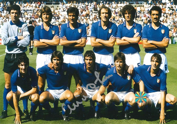 Fotografia Autografata Antonio Cabrini – Italia Mondiali 1982 – Formazione Campione del Mondo – 29x21,5 cm – COA Witnessed Incluso
