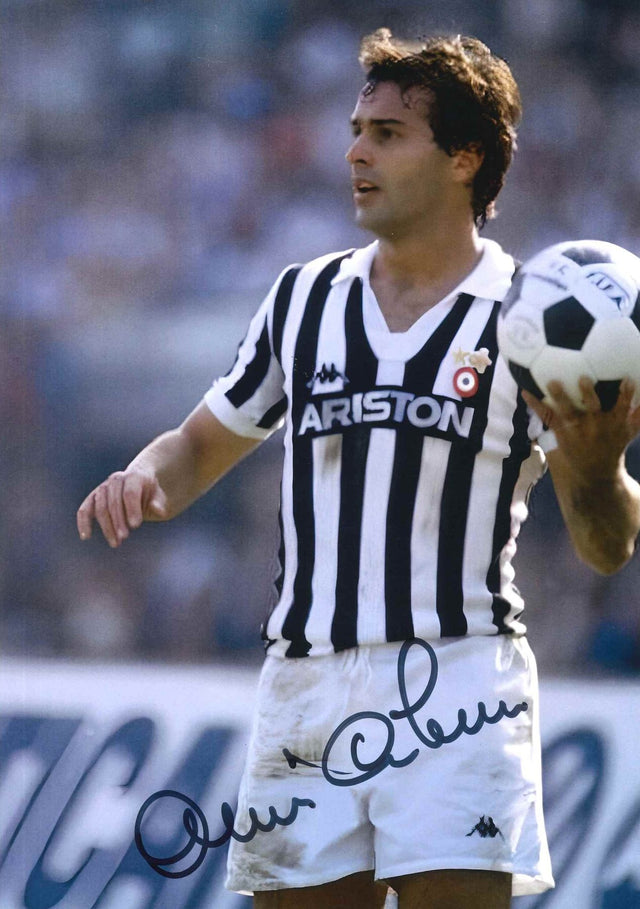 Fotografia autografata Antonio Cabrini Bell'Antonio Juventus Home maglia a strisce bianconere Kappa sponsor Ariston due stelle dorate coccarda tricolore rimessa laterale anni Ottanta – autografo pennarello nero su pantaloncini bianchi – 29,5x20,8 cm
