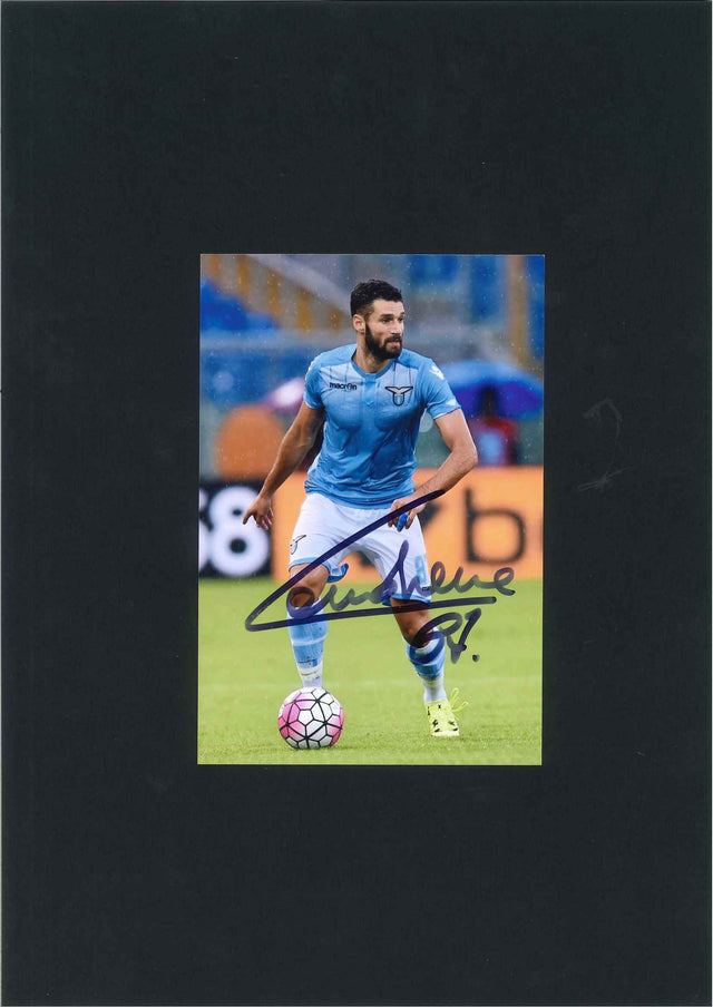 Fotografia autografata Antonio Candreva maglia celeste Lazio palla al piede all Olimpico – montata su cartoncino nero – autografo originale pennarello blu – condizioni Excellent
