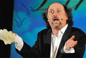 Fotografia autografata Antonio Cornacchione sul palco Zelig – autografo blu originale – MTM Memorabilia