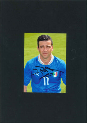 Fotografia autografata Antonio Di Natale maglia azzurra Italia numero 11 ritratto pre-partita – montata su cartoncino nero – autografo originale pennarello nero – Excellent