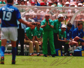Fotografia autografata Arrigo Sacchi CT Nazionale Italiana Mondiale USA 1994 – panchina azzurri con Maldini in primo piano – autografo pennarello oro dicitura Mondiale 94 – COA MTM Memorabilia