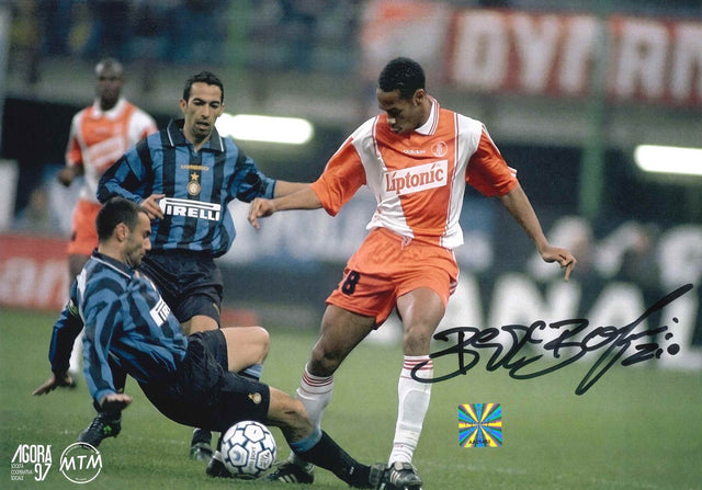 Fotografia autografata Beppe Bergomi scivolata su Thierry Henry – Inter-Monaco semifinale Coppa UEFA 1996-97 San Siro – autografo nero – COA Witnessed AA21493 Associazione Autografia