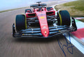 Fotografia autografata Carlos Sainz Ferrari F1-75 numero 55 in pista a Fiorano – livrea rossa Velas 2022 – autografo originale pennarello blu – condizioni Excellent