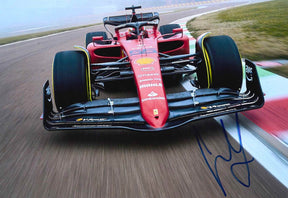 Fotografia autografata Carlos Sainz Ferrari F1-75 numero 55 in pista a Fiorano – livrea rossa Velas 2022 – autografo originale pennarello blu – condizioni Excellent