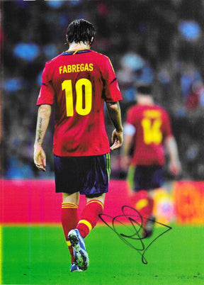 Fotografia autografata Cesc Fàbregas vista dal retro maglia Nazionale Spagna rossa Adidas numero 10 cognome stampato calzettoni rossi gialli pantaloncini blu Euro 2012 – autografo originale pennarello nero in basso – 27,5x20 cm – condizioni Excellent