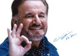 Fotografia autografata Christian De Sica attore e regista italiano – ritratto a colori sorridente – autografo originale pennarello blu – condizioni Excellent