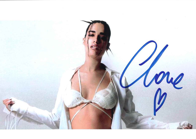 Fotografia autografata Clara Soccini cantante e attrice di Mare Fuori – scatto fashion su fondo chiaro – autografo originale pennarello blu con cuoricino – Excellent