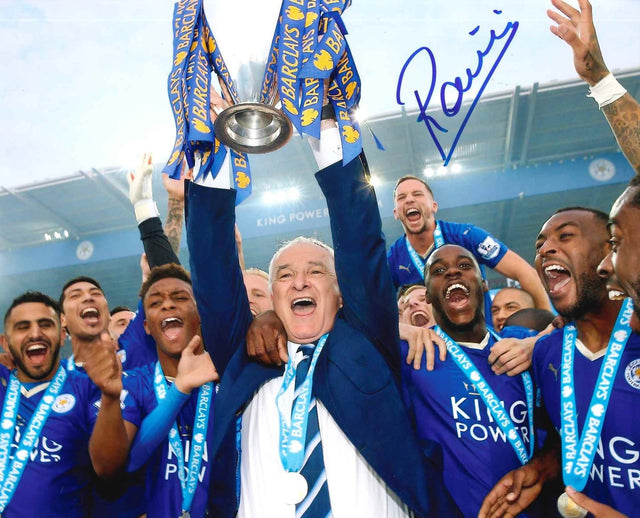 Fotografia autografata Claudio Ranieri alza la Premier League col Leicester nel 2016 – festa con i giocatori al King Power – autografo originale pennarello blu – Excellent