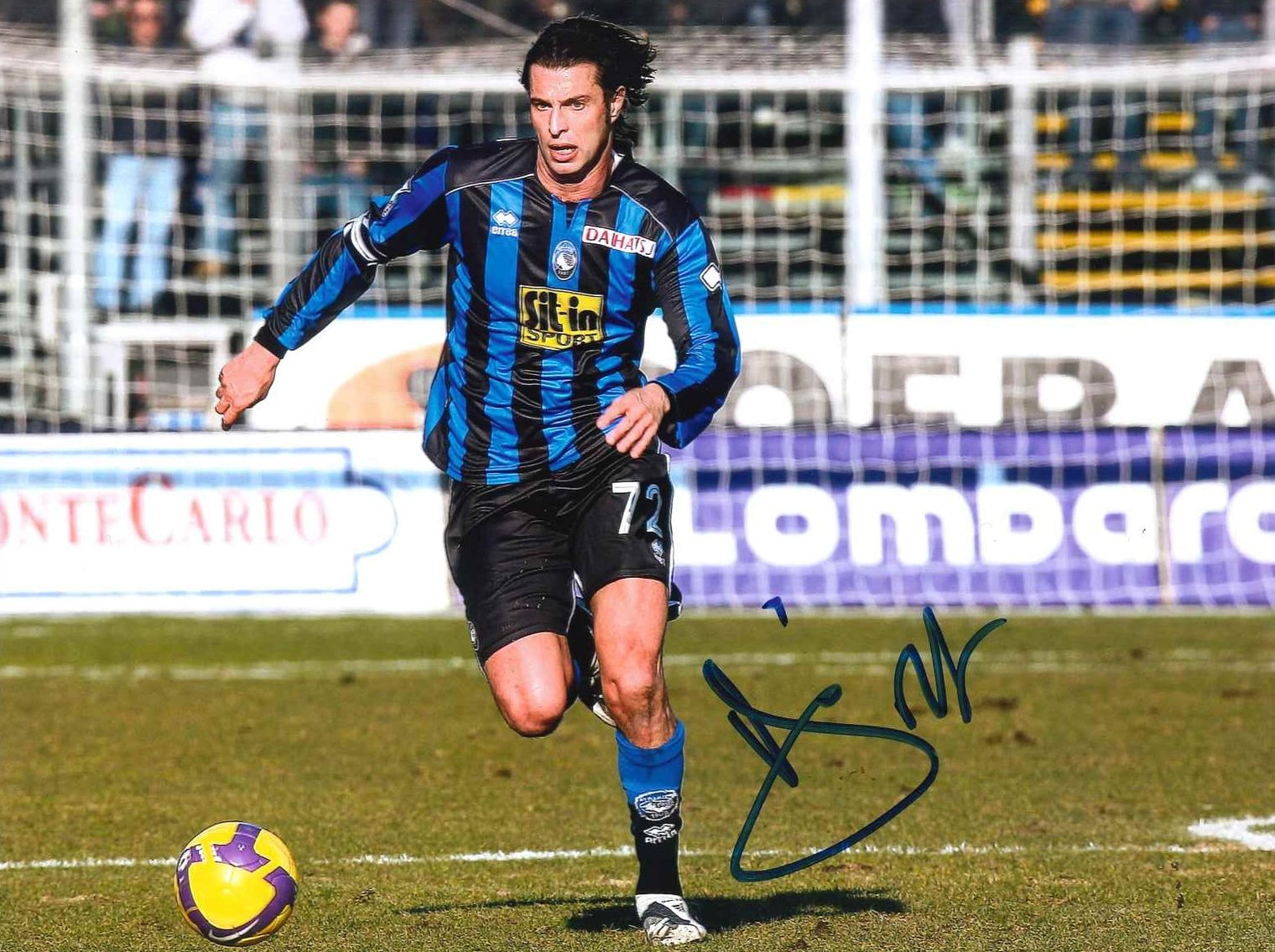 Fotografia autografata Cristiano Doni Atalanta 2008-09 numero 72 in azione – maglia Erreà nerazzurra Sit-in Daihatsu – autografo originale pennarello blu