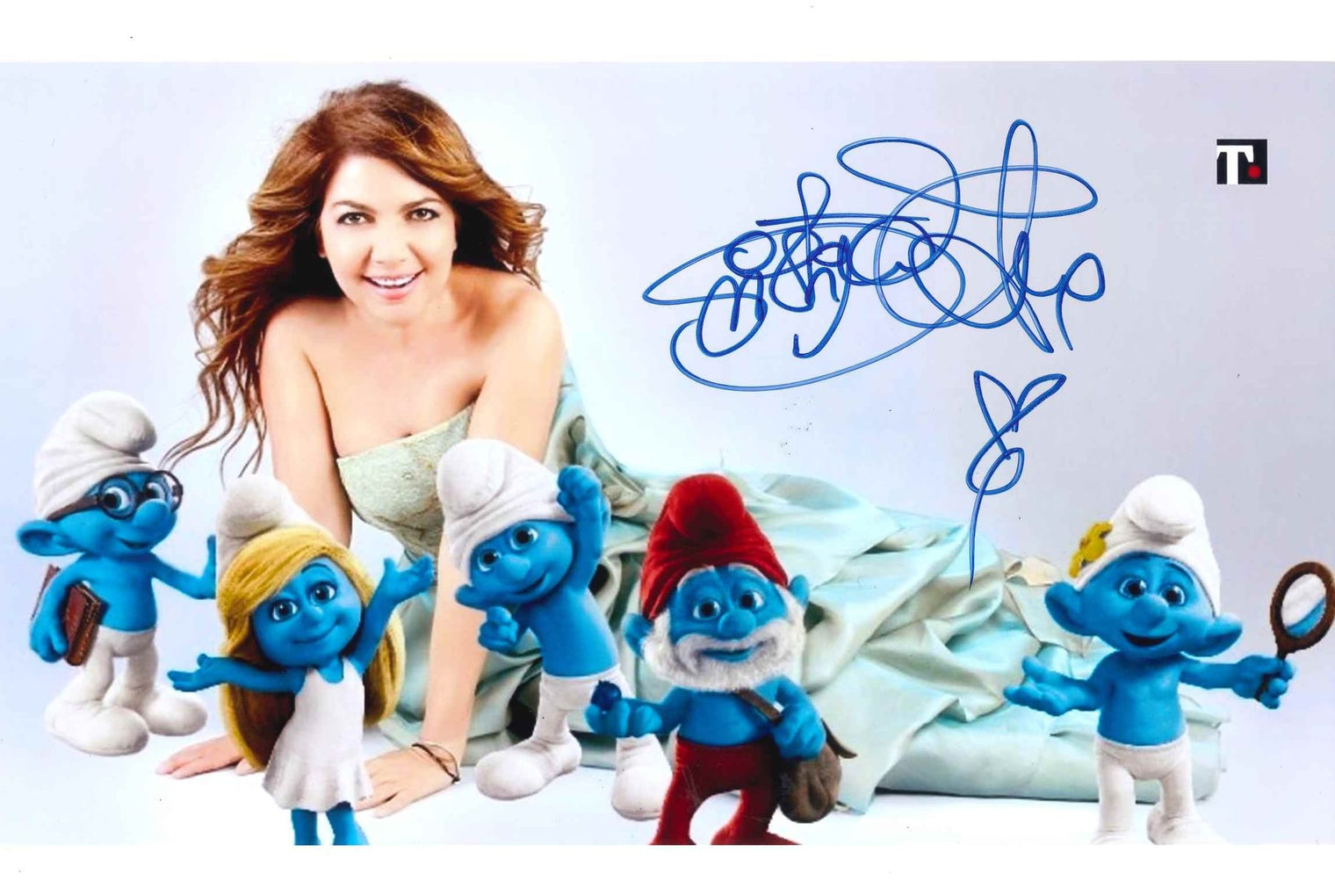 Fotografia autografata Cristina D Avena regina delle sigle dei cartoni animati – ritratto con personaggi blu su fondo chiaro – autografo originale pennarello blu – Excellent