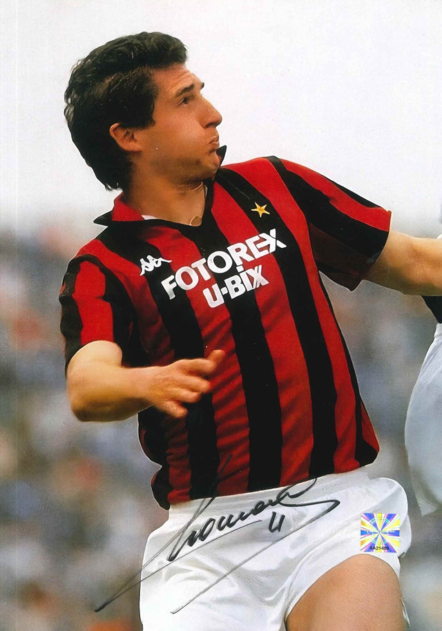 Fotografia autografata Daniele Massaro Provvidenza Milan Home 1986/87 maglia Kappa rossonera strisce verticali sponsor Fotorex U-Bix Olivetti stella dorata anno Berlusconi presidente bollino Witnessed AA21499 – autografo pennarello nero su pantaloncini bianchi – 29,6x20,9 cm