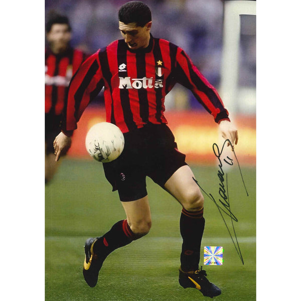 Fotografia Autografata Daniele Massaro – Milan Home 1993/94 – Maglia Lotto Motta Anno della Champions – 29,6x20,9 cm – COA Witnessed Incluso