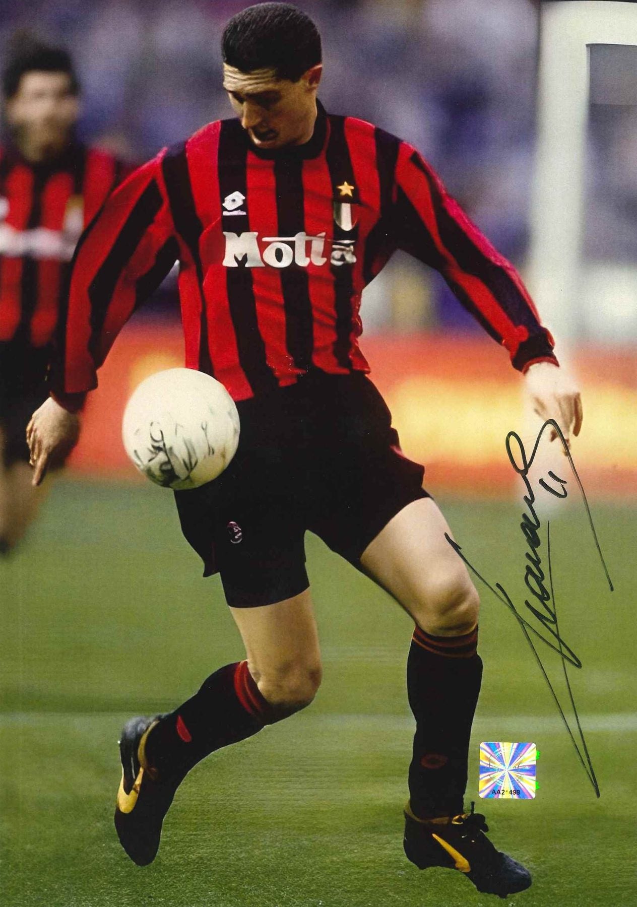 Daniele Massaro Provvidenza in azione con maglia Milan stagione 1993/94 Lotto Motta scudetto tricolore stella dorata anno doppietta Scudetto-Champions di Capello firmacopie Associazione Autografia AA21498 – 29,6x20,9 cm