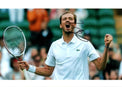 Fotografia autografata Daniil Medvedev tennista russo esultanza pugno alzato Wimbledon ATP polo Lacoste bianca racchetta Tecnifibre braccialetto azzurro – autografo originale pennarello nero – 15,1x10,1 cm