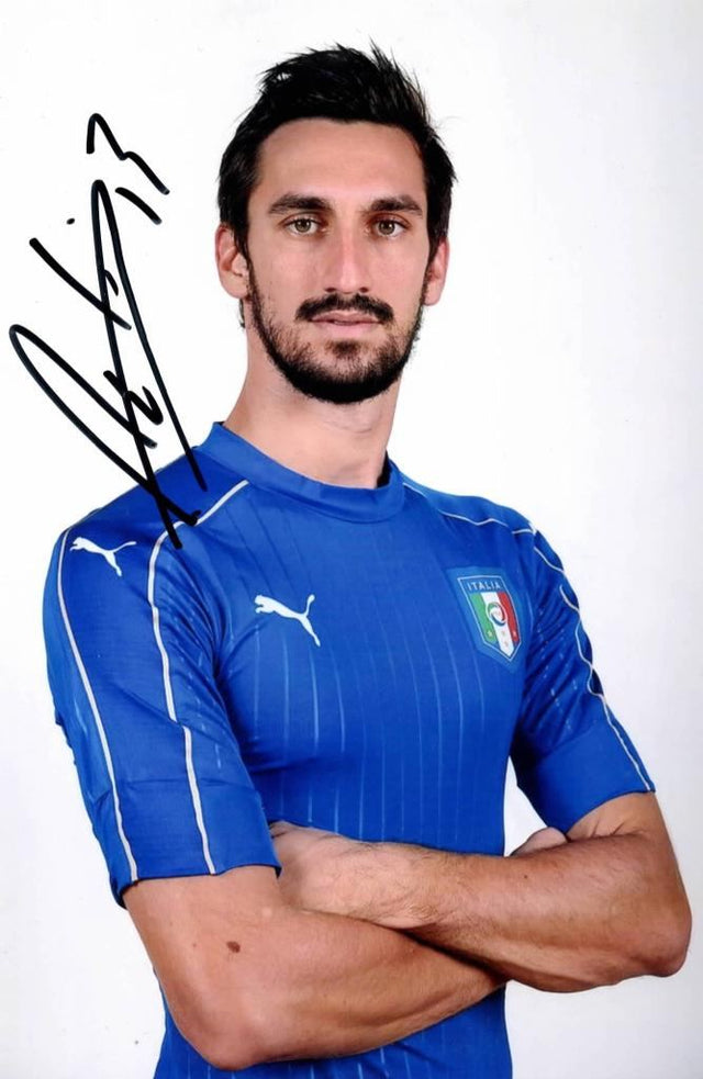 Fotografia autografata Davide Astori Nazionale Italia Home Euro 2016 – autografo originale nero – formato 18,2x12 cm – COA Associazione Autografia incluso