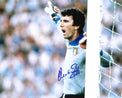 Fotografia autografata Dino Zoff capitano portiere Italia Nazionale Mondiali Spagna 1982 maglia bianca azzurra scudetto tricolore appoggiato al palo urlo di comando braccio teso – autografo originale pennarello blu – 25x20 cm