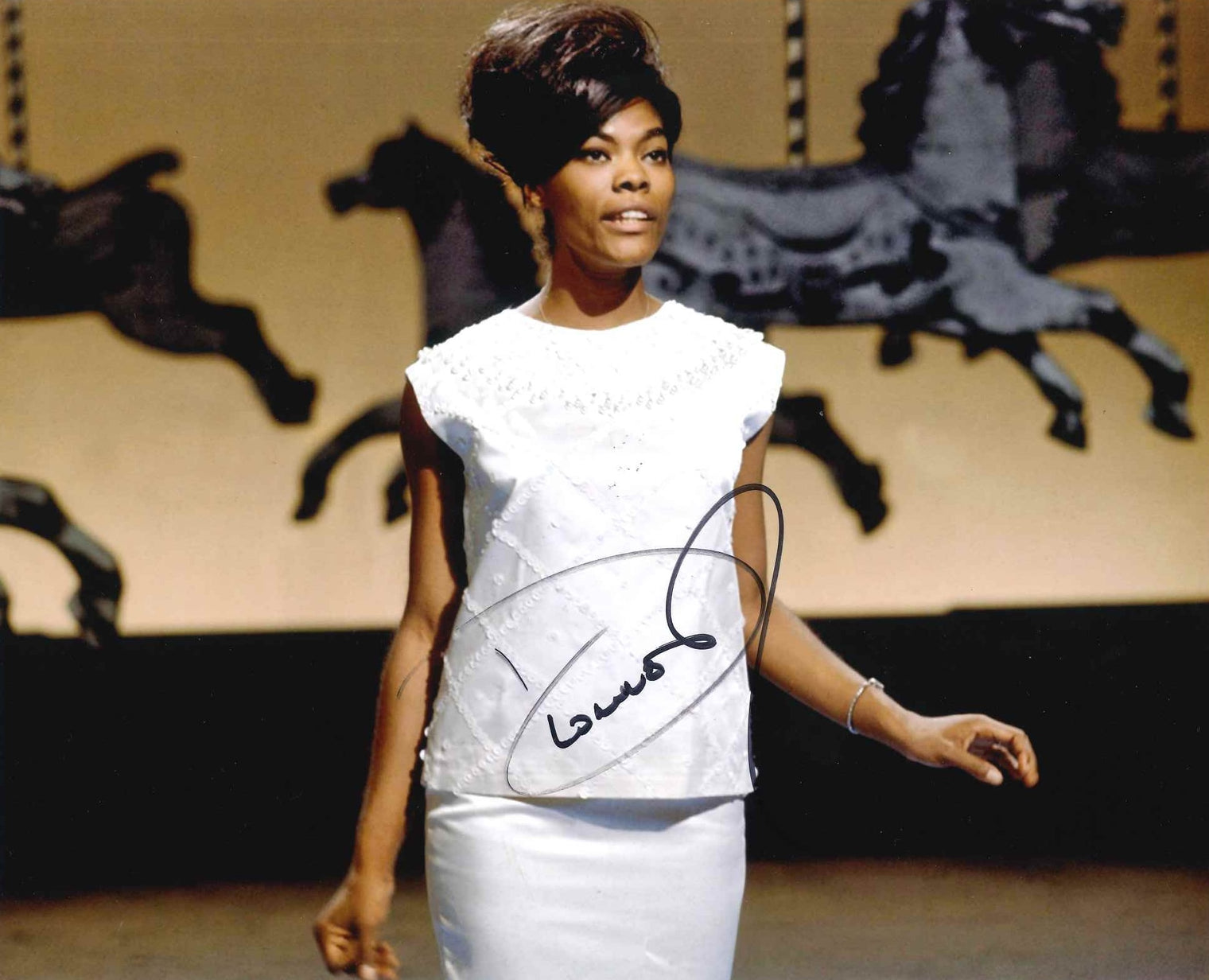 Fotografia autografata Dionne Warwick icona soul – scatto vintage anni 60 abito bianco – autografo originale pennarello nero – condizioni Excellent