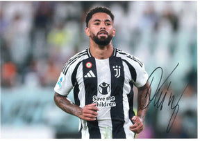 Fotografia autografata Douglas Luiz Juventus 2024-25 – maglia adidas bianconera Save the Children – autografo originale pennarello nero – condizioni Excellent
