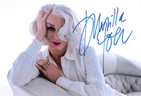 Fotografia autografata Drusilla Foer ritratto elegante capelli argento rossetto rosso – icona di stile e star di Sanremo – autografo originale pennarello blu – Excellent