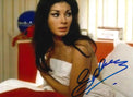 Fotografia autografata Edwige Fenech scena cinema anni Settanta – attrice avvolta in lenzuolo bianco – autografo originale pennarello blu – condizioni Excellent