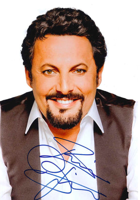 Fotografia autografata Enrico Brignano ritratto sorridente – comico e showman romano su fondo chiaro – autografo originale pennarello blu – condizioni Excellent