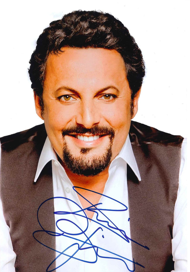 Fotografia autografata Enrico Brignano ritratto sorridente – comico e showman romano su fondo chiaro – autografo originale pennarello blu – condizioni Excellent