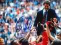 Fotografia autografata Fabio Capello allenatore Milan portato in trionfo dai giocatori dopo finale Champions League Atene 18 maggio 1994 contro Barcellona giacca blu rossonera – autografo originale pennarello blu – 15x10 cm