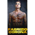 Fotografia autografata Fabrizio Corona su sfondo bianco – celebre Re dei Paparazzi – autografo originale pennarello nero – cimelio spettacolo da collezione
