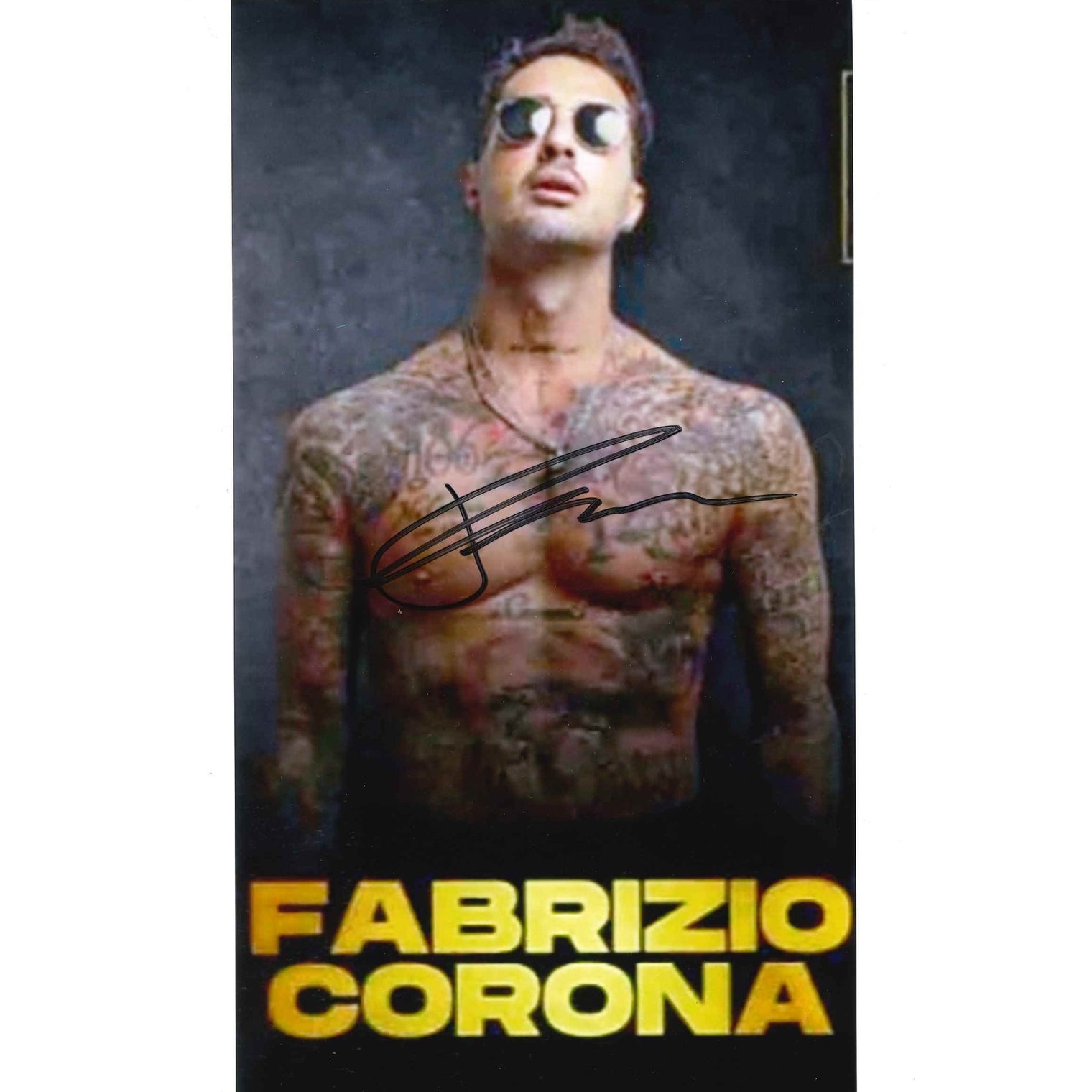 Fotografia autografata Fabrizio Corona su sfondo bianco – celebre Re dei Paparazzi – autografo originale pennarello nero – cimelio spettacolo da collezione