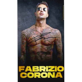 Fotografia autografata Fabrizio Corona su sfondo bianco – celebre Re dei Paparazzi – autografo originale pennarello nero – cimelio spettacolo da collezione