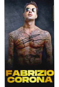 Fotografia autografata Fabrizio Corona a torso nudo con occhiali scuri e tatuaggi – Re dei Paparazzi personaggio televisivo – autografo originale pennarello nero – Excellent