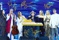 Fotografia autografata famiglia Carrisi sul palco – Al Bano Yari Jasmine Al Bano Jr – 4 autografi originali pennarello dorato – condizioni Excellent