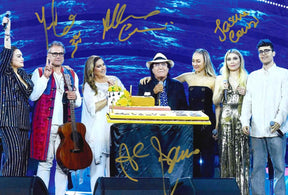 Fotografia autografata famiglia Carrisi sul palco – Al Bano Yari Jasmine Al Bano Jr – 4 autografi originali pennarello dorato – condizioni Excellent