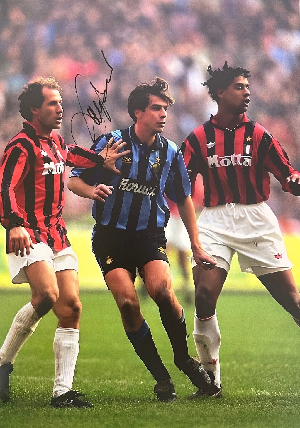 Fotografia autografata Franco Baresi – azione di gioco Milan-Inter anni '90 – maglia rossonera sponsor Motta – autografo pennarello nero – 42x29,6 cm