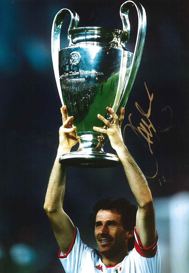 Fotografia autografata Franco Baresi alza Coppa dei Campioni Atene 18 maggio 1994 Milan-Barcellona 4-0 maglia Kappa bianca scudetto tricolore – autografo originale pennarello oro – 29,5x21 cm