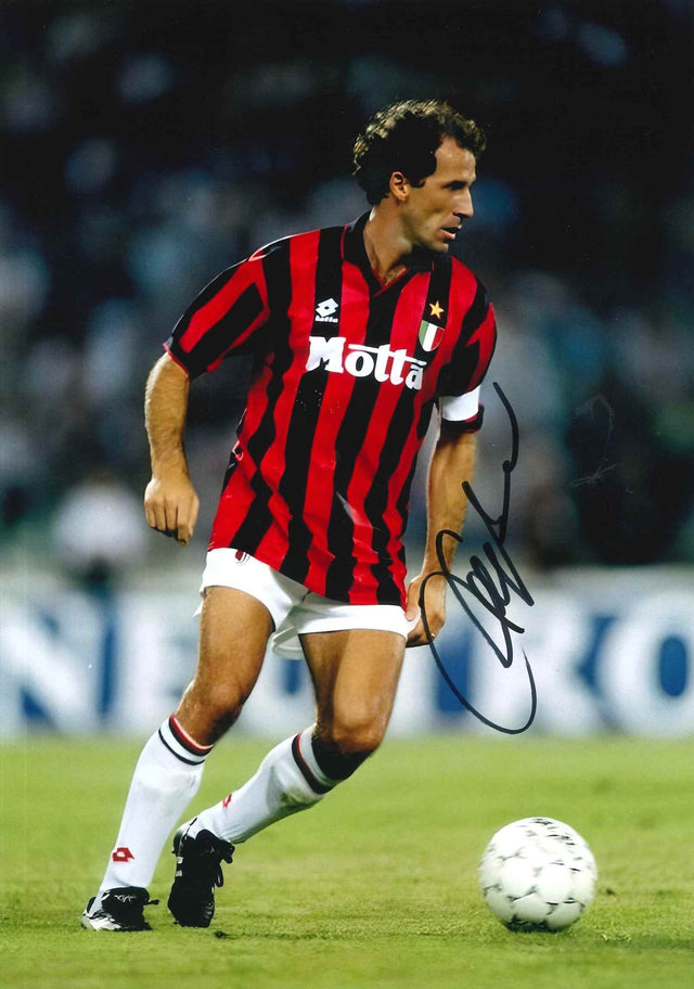 Fotografia autografata Franco Baresi in azione Milan Home Lotto sponsor Motta 1993-94 stella dorata scudetto tricolore – autografo originale pennarello nero – 29,5x21 cm