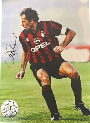 Fotografia autografata Franco Baresi – azione di gioco AC Milan con fascia da capitano – maglia sponsor Opel – autografo pennarello nero – 42x29,6 cm